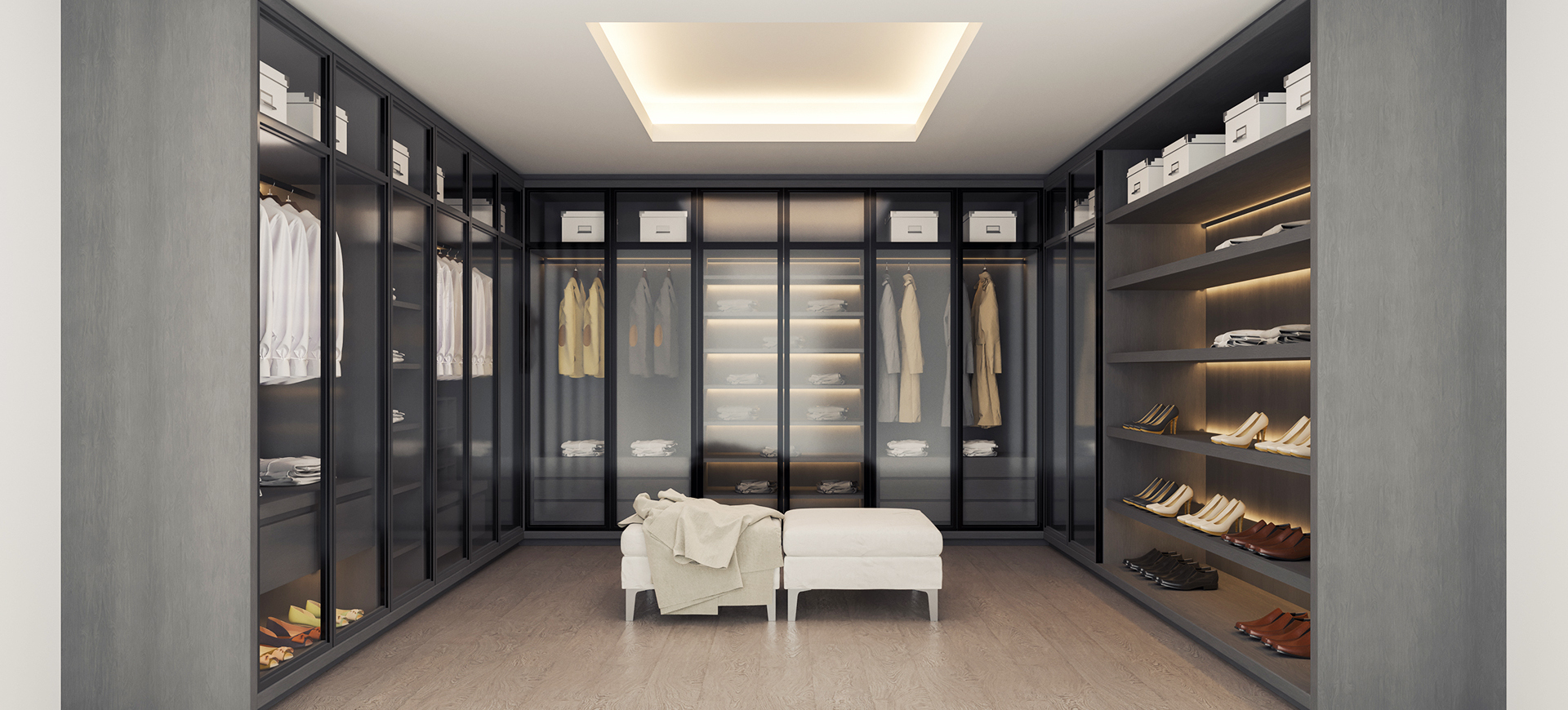 Großes Ankleidezimmer mit deckenhohen Kleiderschränken aus grau-lackiertem Echtholz mit hochwertigen Glastüren