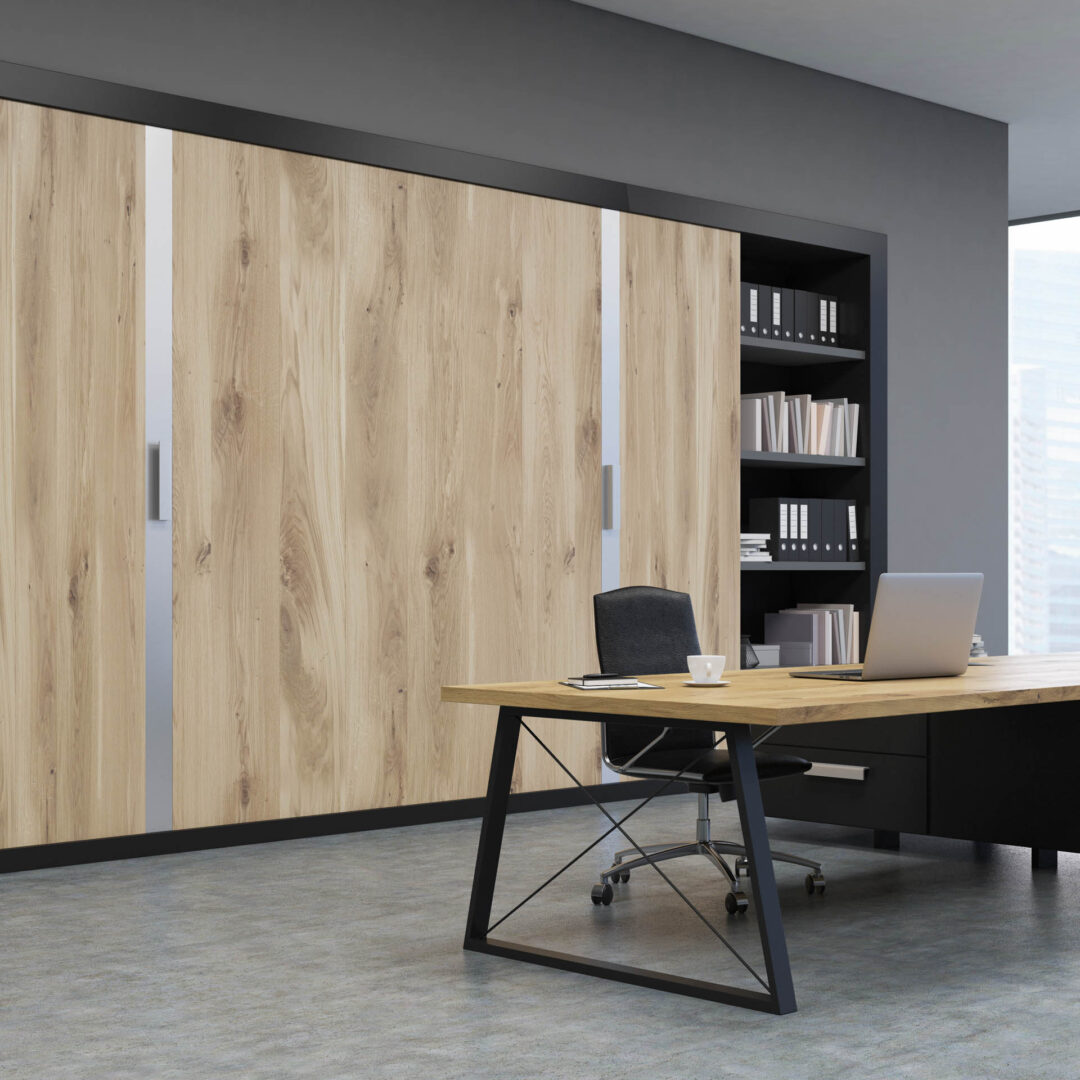 Großer Aktenschrank mit zwei Schiebetüren aus Holz und einer grauen Innenausstattung in einem hellen Büroraum
