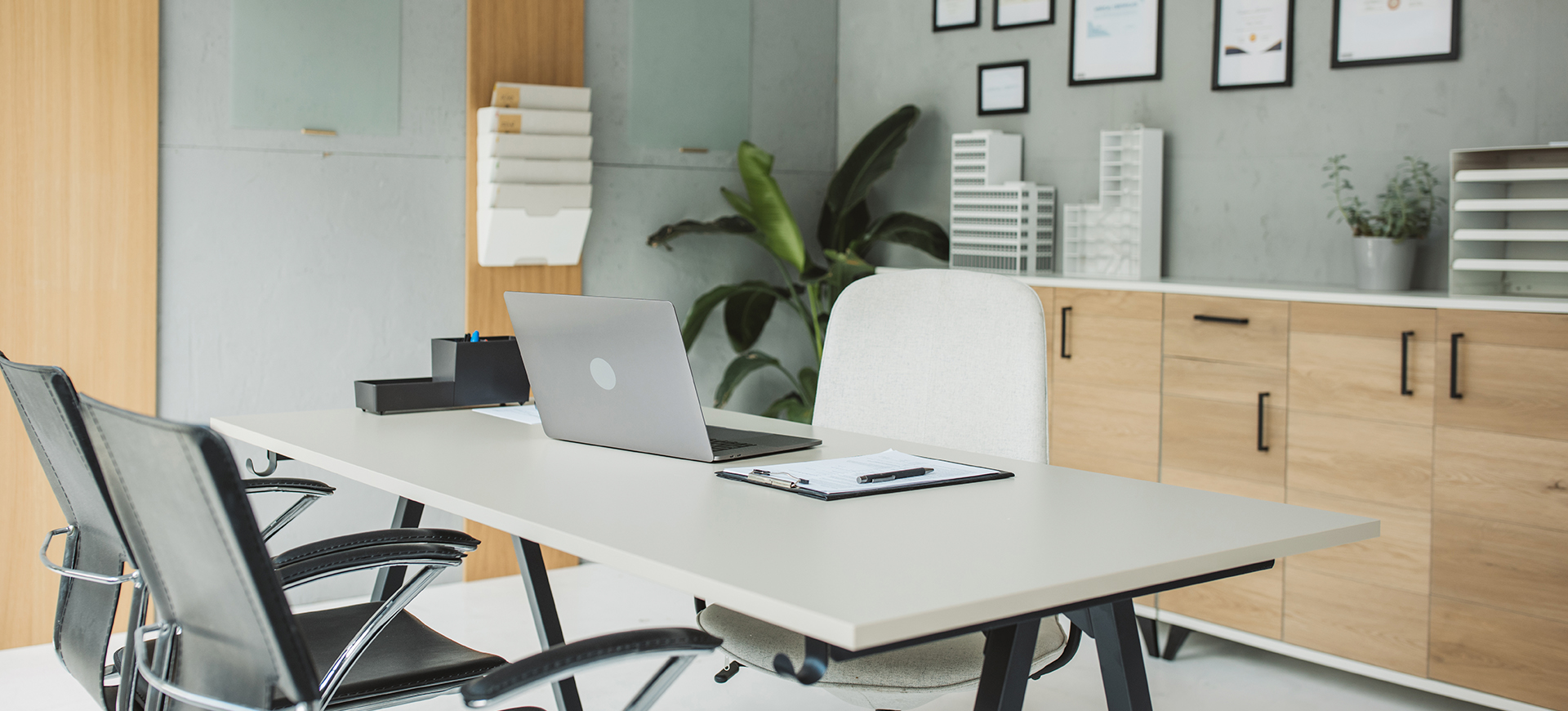 Funktionalität trifft auf Design: Büromöbel nach Maß bringen Ordnung und Stil in Ihr Arbeitsleben