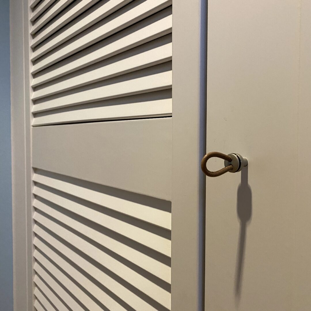 Seitliche Nahaufnahme einer Lamellen-Tür von einem maßgefertigten Garderobenschrank