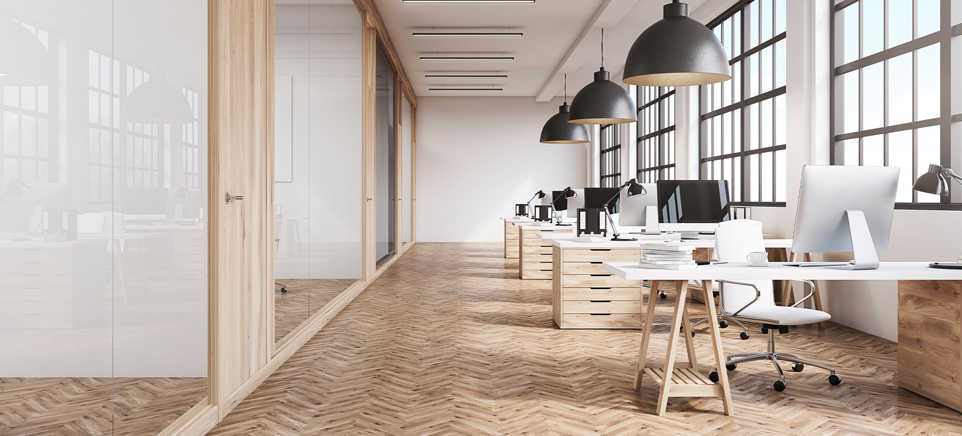 Offenes Großraumbüro mit hellem Holzfußboden, weißen Schreibtischen und industriellen Metallfensterrahmen