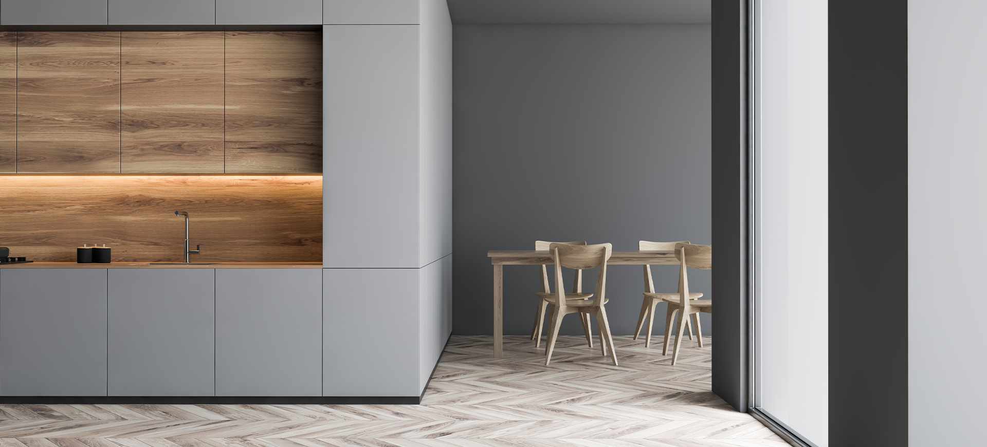 Wohnküche mit hellgrauer Küchenzeile mit Holzelementen und einem Essbereich für vier Personen