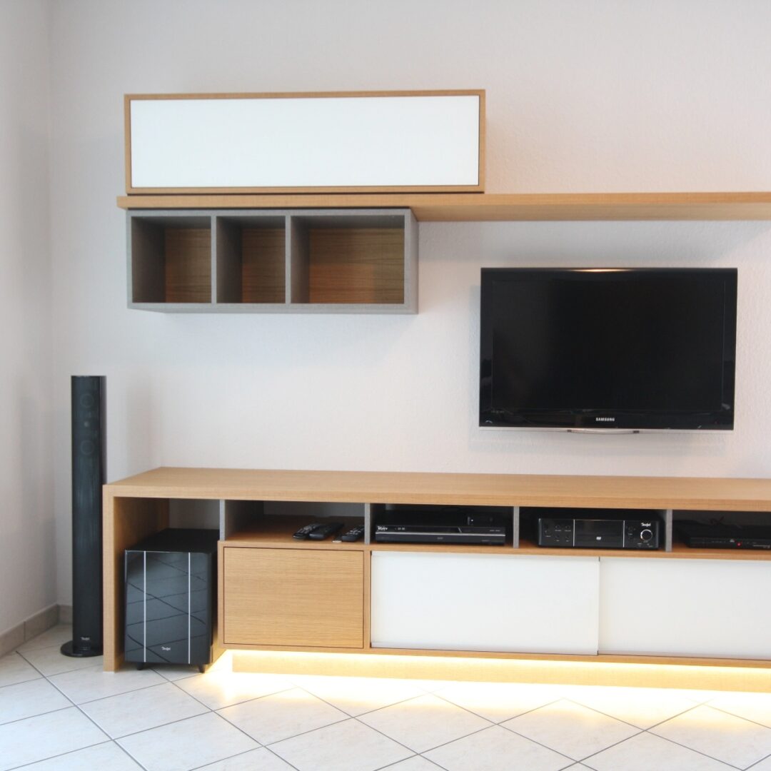 Maßgefertigtes HiFi-Möbel mit geschlossenen und offenen Fächern sowie einer integrierten Beleuchtung an der Unterseite