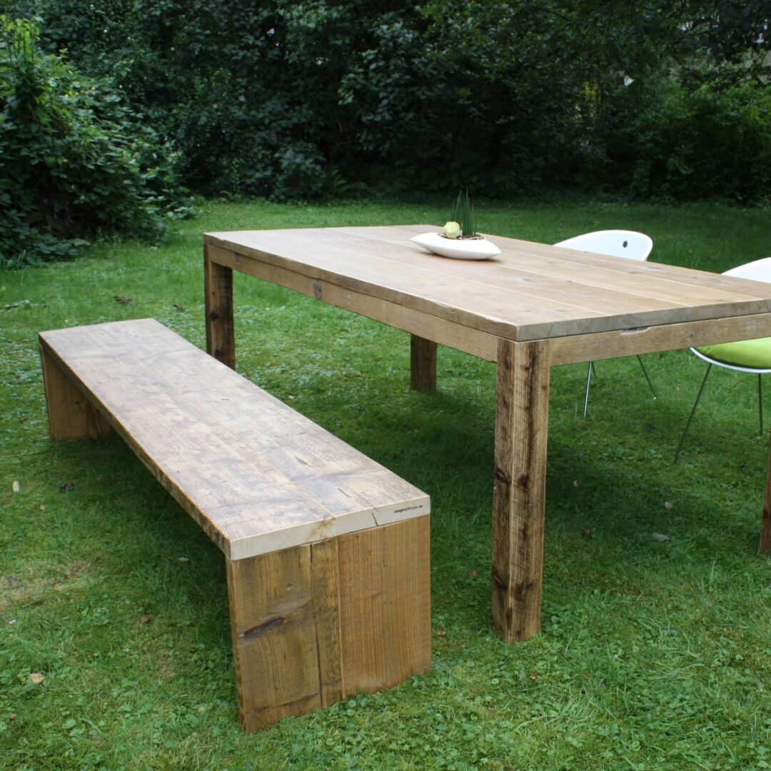 Maßgefertigter Gartentisch aus mittelbraunem Massivholz und eine dazu passende Sitzbank der Schreinerei Marc Hoffmann
