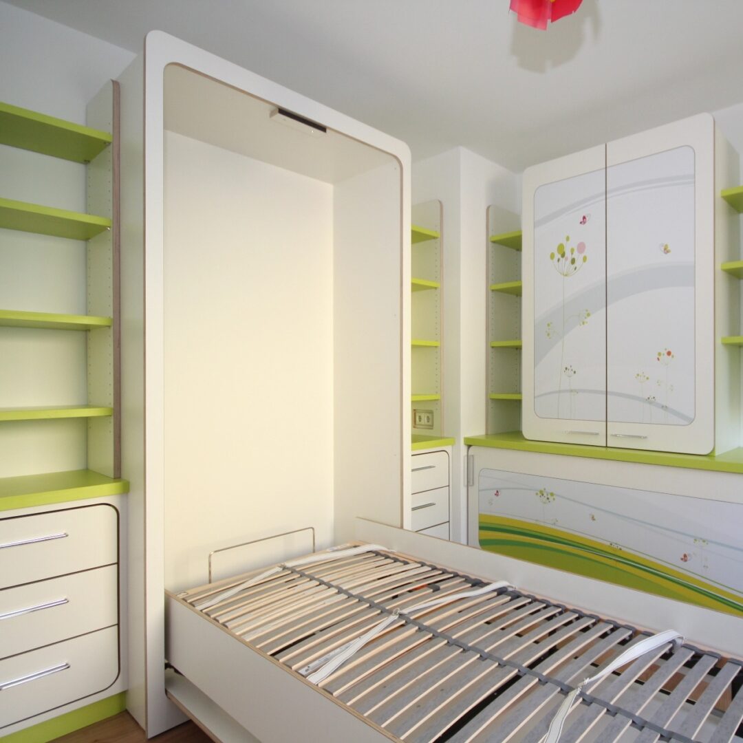 Maßgefertigtes Schrankbett in einem Kinderzimmer mit grün-weißen Einbauschränken