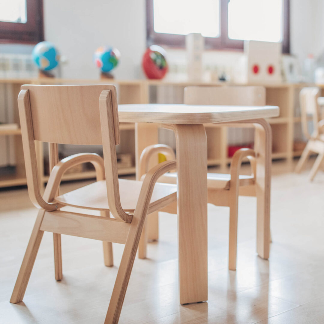 Maßgefertigte Kindersitzgruppe aus naturbelassenem Echtholz bestehend aus einem Tisch und zwei Stühlen