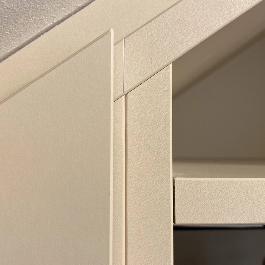 Ein Dachschrägen-Schrank vom Tischler ist millimetergenau und bis ins letzte Detail an den Raum angepasst