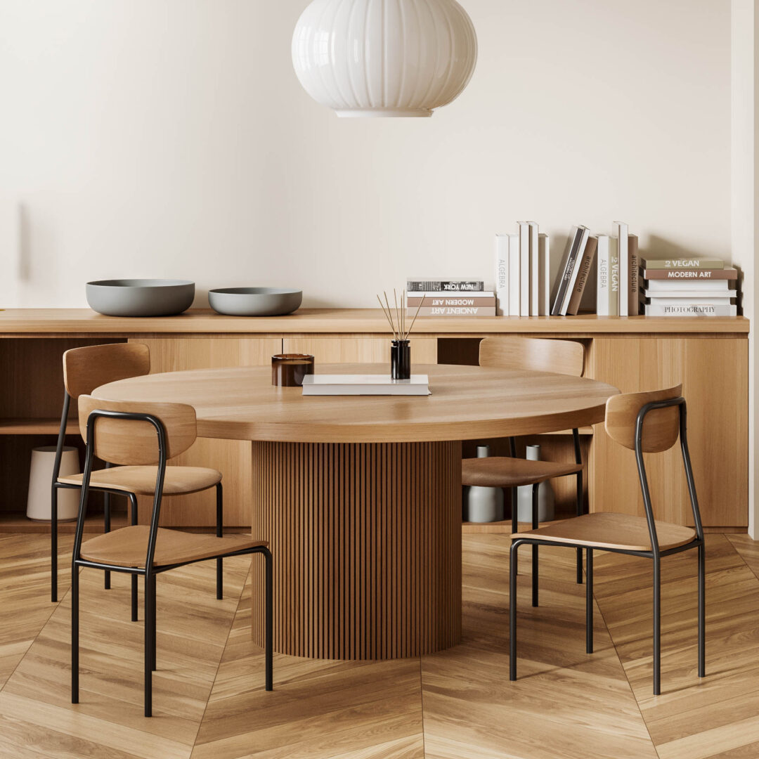 Esstisch mit einem runden Standbein mit senkrecht angebrachtem Holzdekor und einer runden Massivholz-Tischplatte