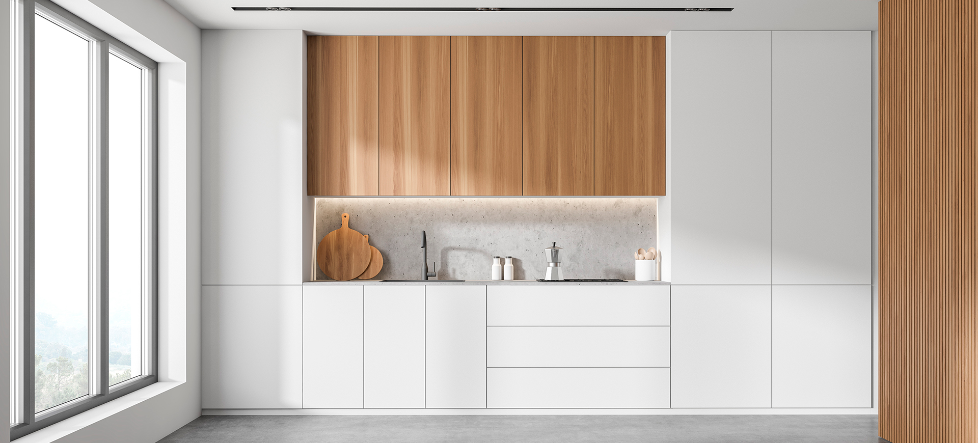 Große Küchenzeile mit weißen sowie naturbelassenen Ober- und Unterschränken in einem hellen Raum