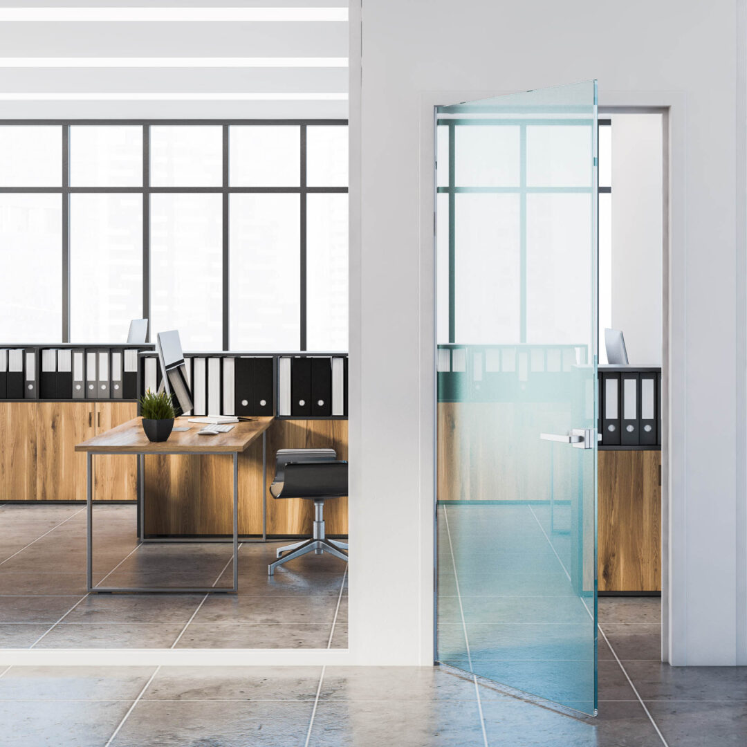 Stilvolles Sekretariat mit Möbeln aus Holz und Metall, das über eine Glaswand abgetrennt ist