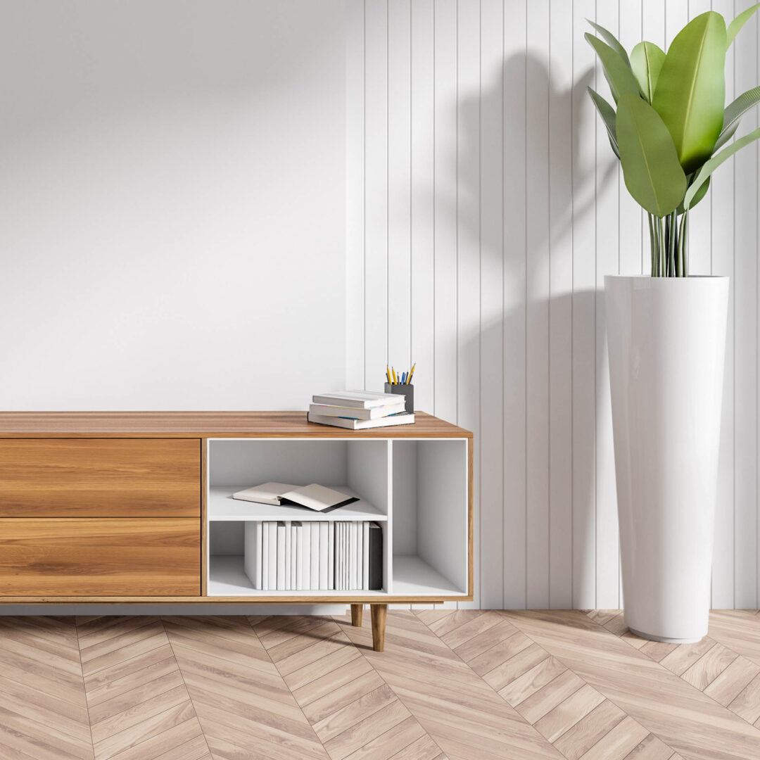 Weiß- und holzfarbenes Sideboard mit zwei Schubladen und drei offenen Fächern vor einer weißen Wand