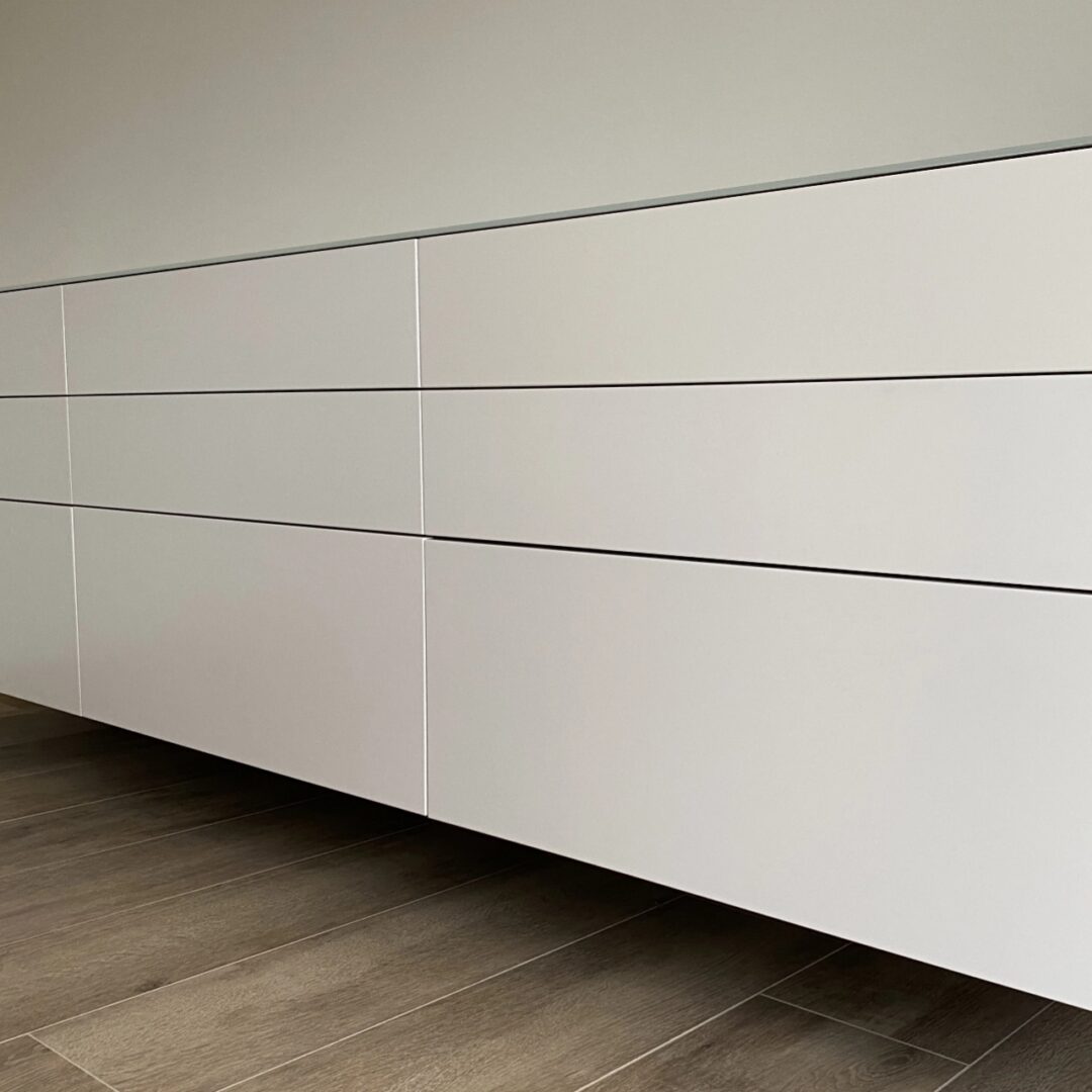 Großes schwebendes Sideboard in modernem, weißem Design mit großen Schubladen für viel Stauraum