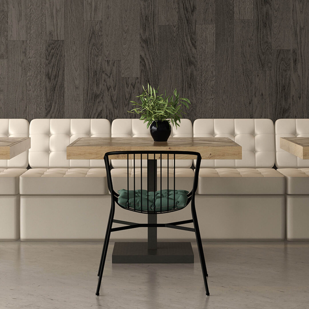 Eleganter Wartebereich mit einer weiß-gepolsterten Sitzbank und quadratischen Holztischen vor einer dunklen Holzwand