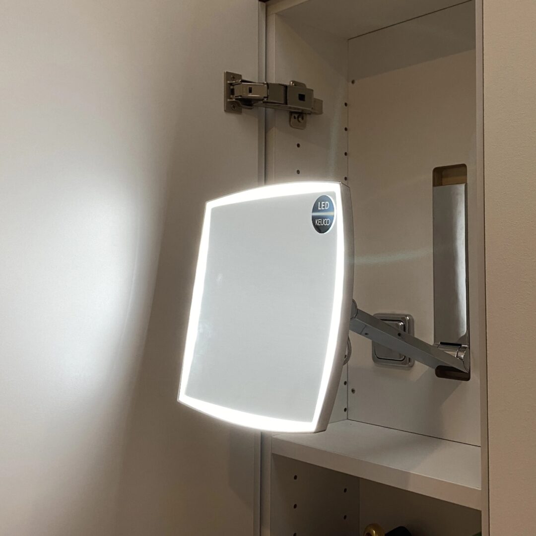 Eingebauter beleuchteter Schminkspiegel in einem maßgefertigten Badezimmerschrank