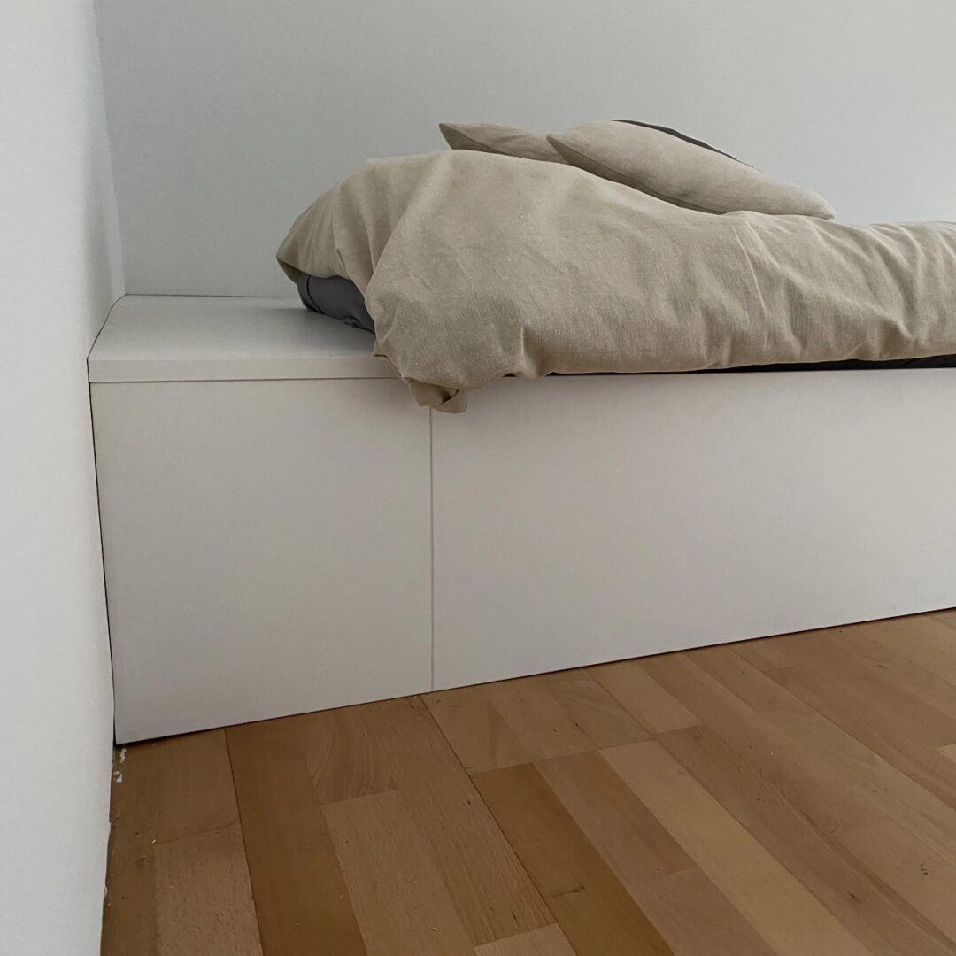 Hochwertig & millimetergenau gefertigt: Ein Bett vom Schreiner passt sich dem Raum ideal an