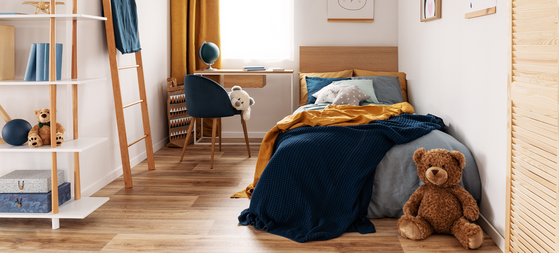 Blau-gelb eingerichtetes Jugendzimmer mit maßgefertigten Möbelstücken vom Schreiner