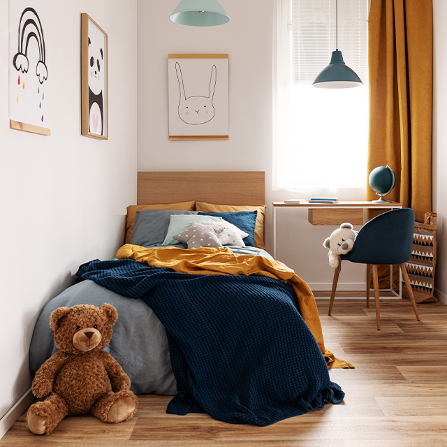 Gelb und blau dekoriertes Jugendzimmer mit Bett und Schreibtisch aus Echtholz