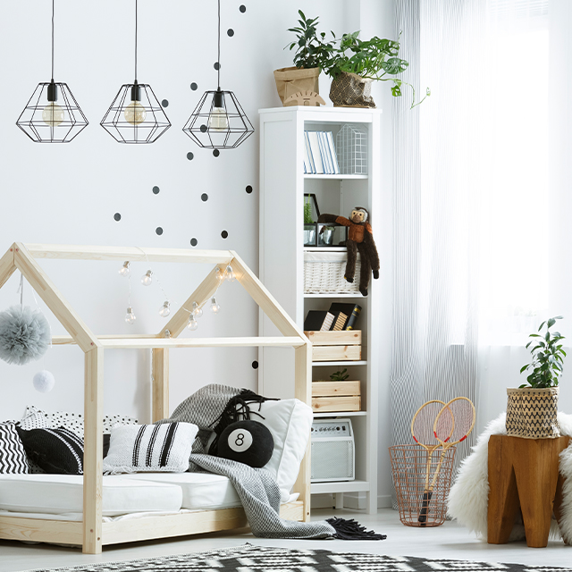 Hausbett aus hellem Echtholz in einem modern eingerichteten Kinderzimmer mit schwarzen Highlights