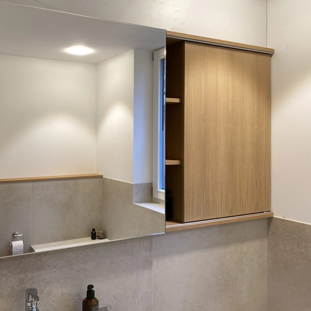 Hängender Spiegelschrank mit zusätzlicher Holztür und drei offenen Ablagefächern