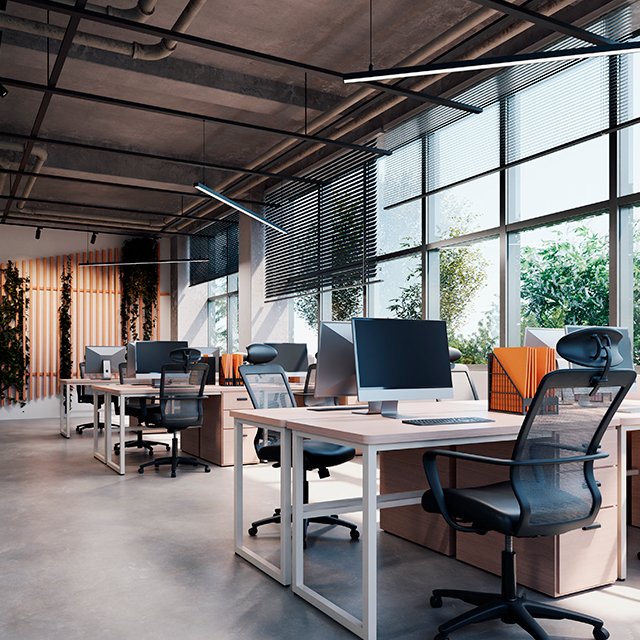 Einheitliche Büromöbel in einem großen, offenen Großraumbüro im Industrial Style