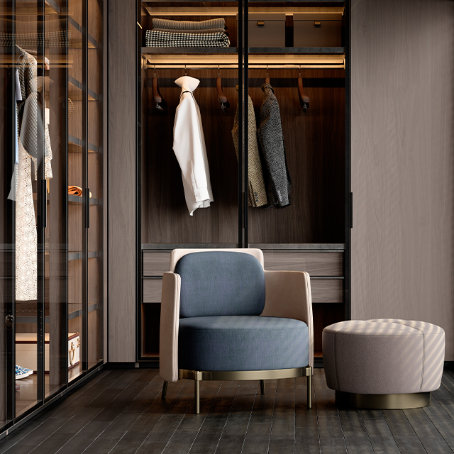 Hochwertiger, offener Kleiderschrank aus graubraunem Holz mit stilvollen Glastüren und integrierter Beleuchtung