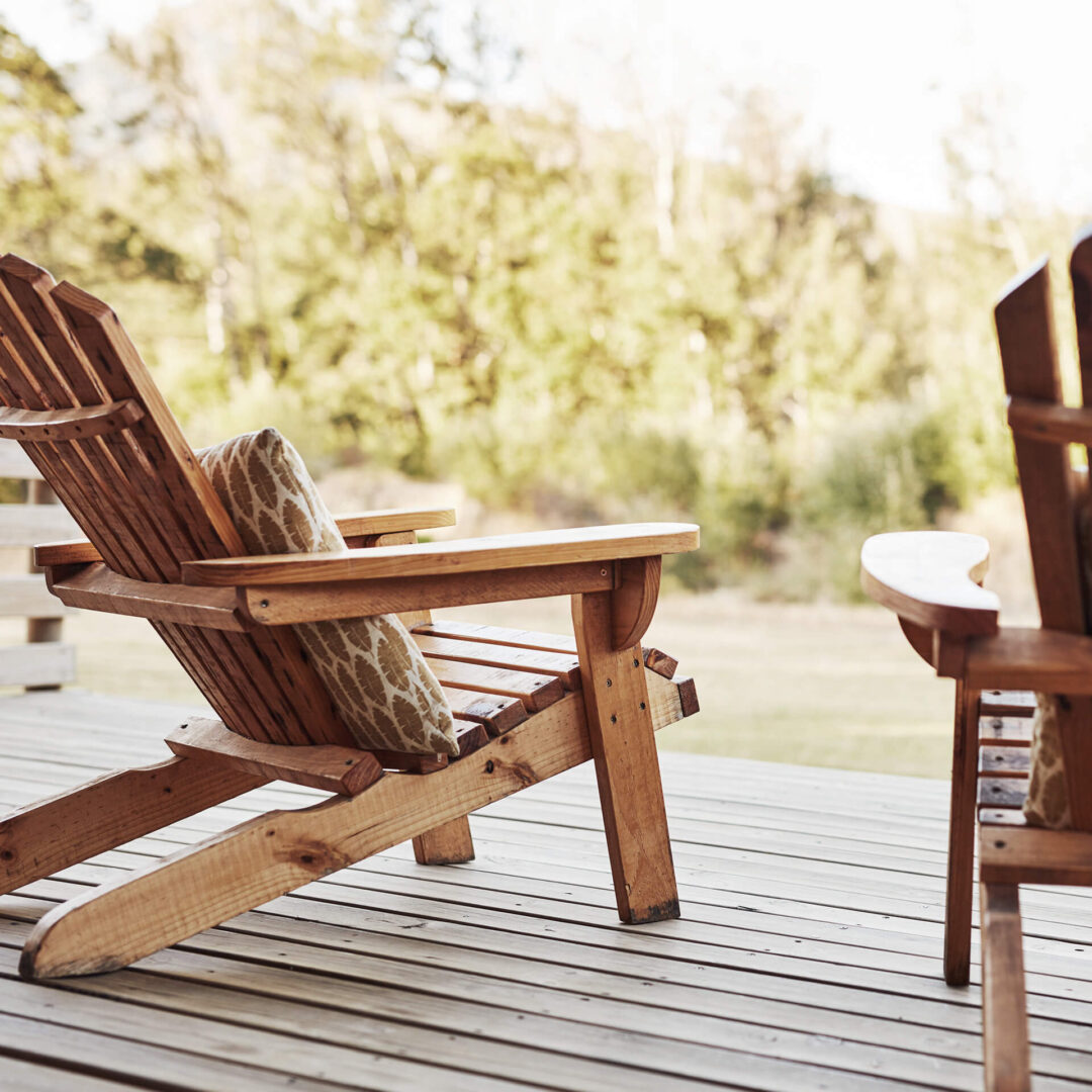 Maßgefertigte Terrassenstühle aus lasiertem Massivholz mit tiefer Sitzfläche und zurückgelehnter Lehne