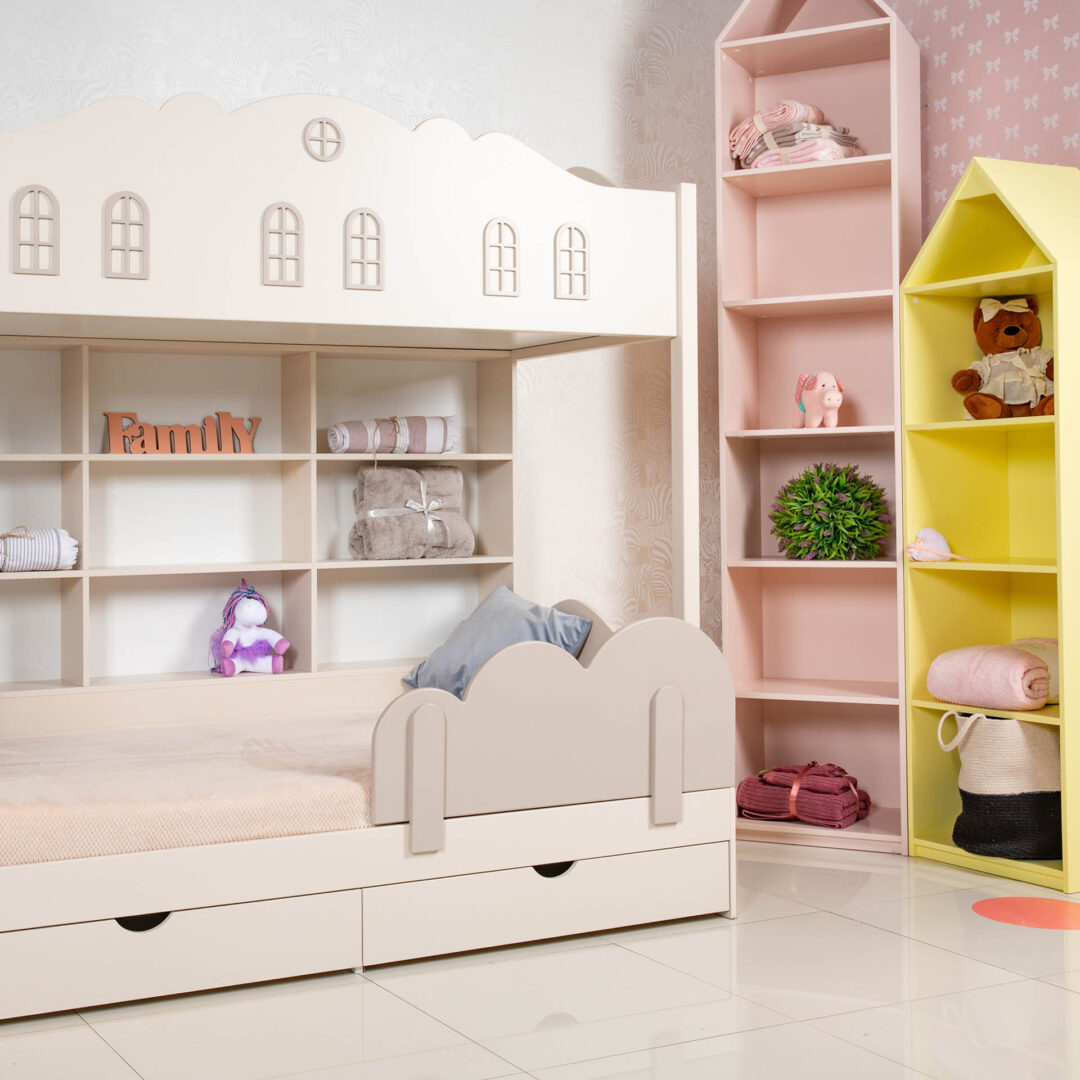 Kinder-Etagenbett mit integriertem Regal, zwei Schubladen und einer Art Dach mit aufgesetzten Fenstern