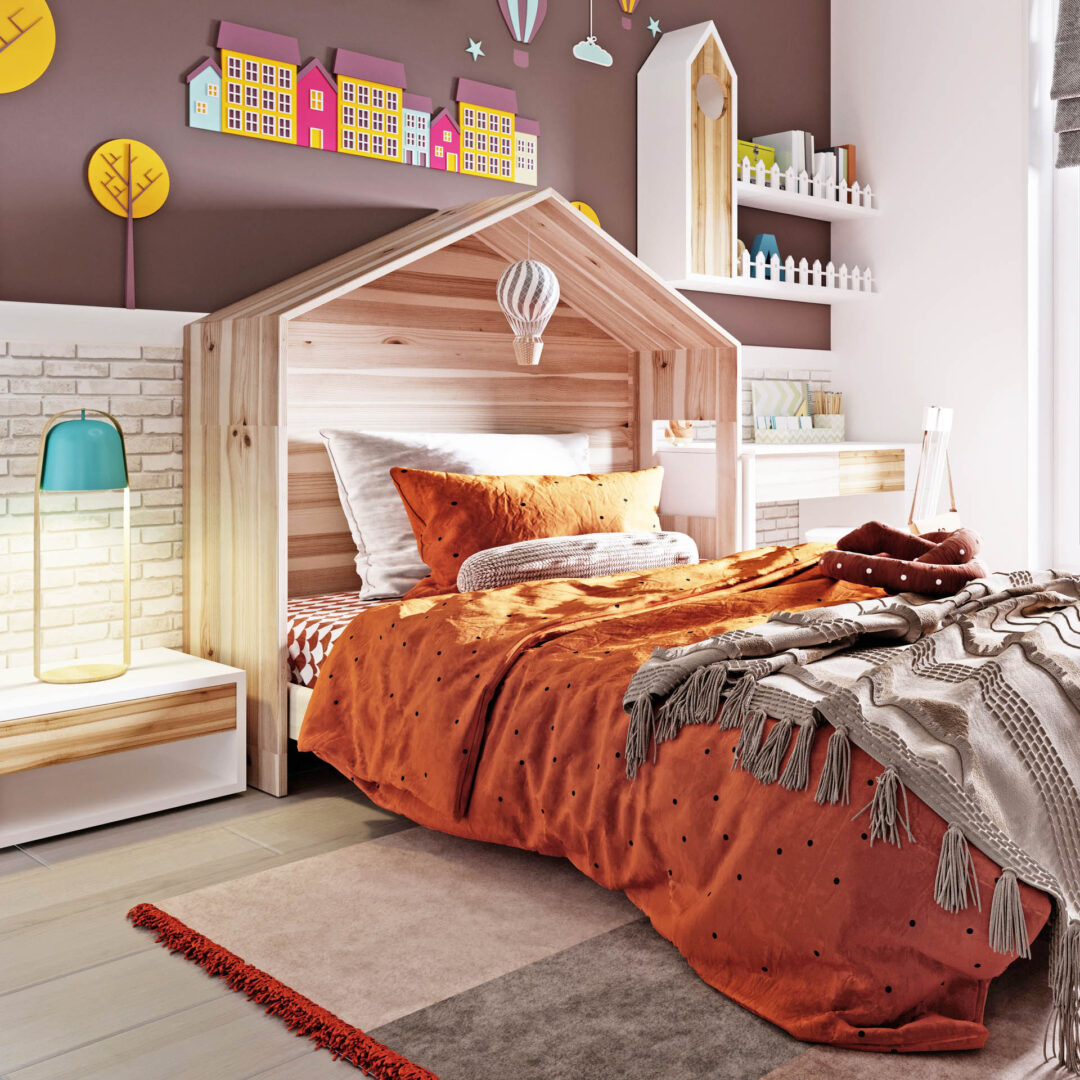 Maßgefertigtes Kinderbett mit einem Kopfteil in Form eines Hauses aus hellem Echtholz dekoriert mit orangener Bettwäsche