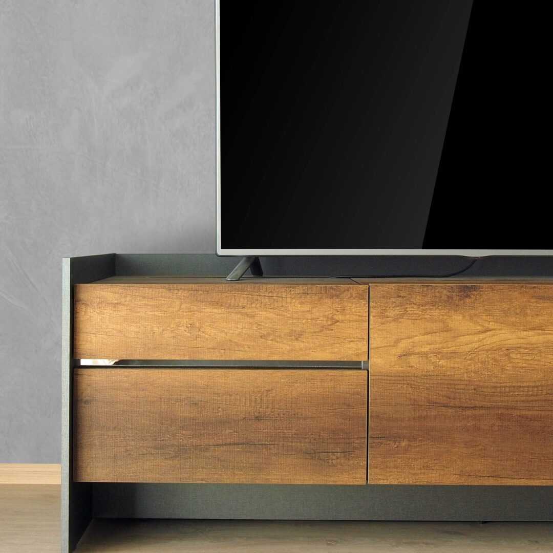 HiFi-Möbel mit Schubladen und Schrankfächern bestehend aus einem überstehenden grauen Korpus und hellen Echtholzfronten