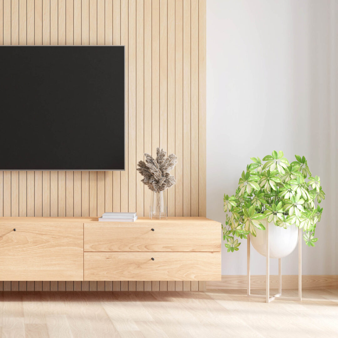 Schwebendes, geschlossenes TV-Möbel aus hellem Echtholz mit schwarzen Knopf-Griffen an einer holzverkleideten Wand
