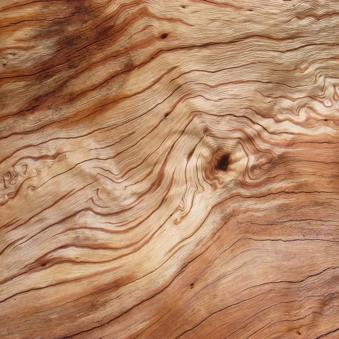 Nahaufnahme einer Echtholzplatte aus mittelbraunem Holz mit leichter Maserung